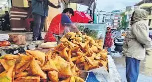 चौपाटी पर बारिश में स्ट्रीट फूड्स के शौकीन हो जाये सावधान , वरना बढ़ सकता है जानलेवा बीमारियों का खतरा चौपाटी पर बारिश में स्ट्रीट फूड्स के शौकीन हो जाये सावधान , वरना बढ़ सकता है जानलेवा बीमारियों का खतरा
