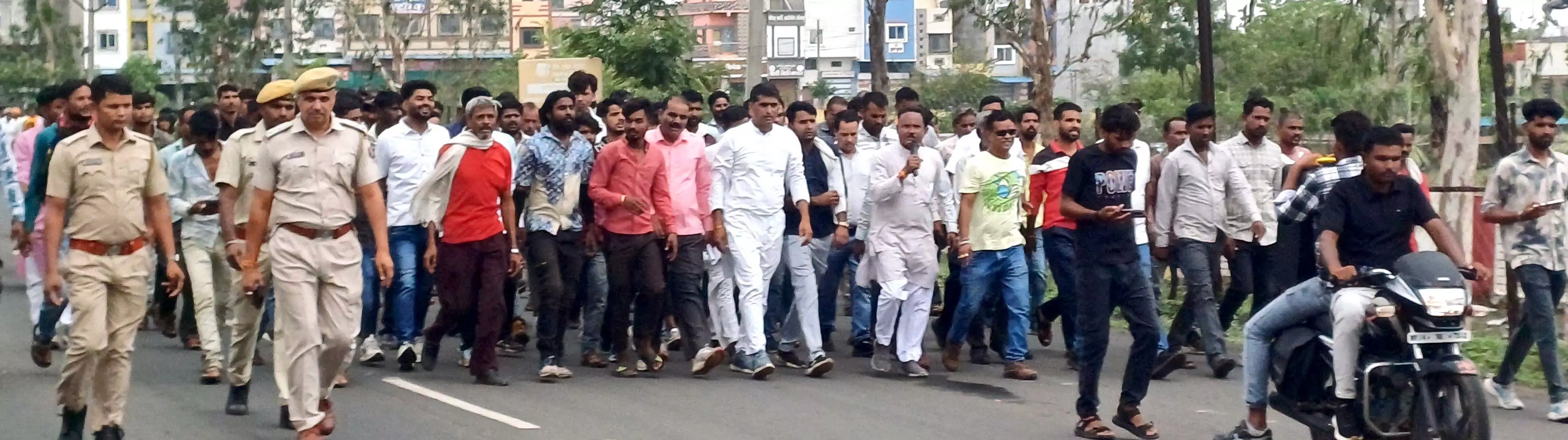 युवक की हत्या का आरोप लगाते हुए , रैली निकालकर  दिया ज्ञापन