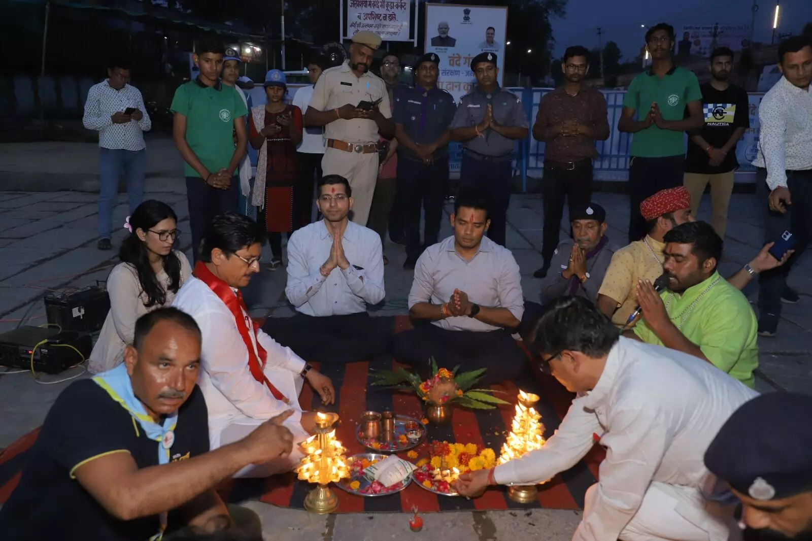 वंदे गंगा जल संरक्षण जन अभियान’ का दीपदान एवं गंगा आरती के साथ समापन वंदे गंगा जल संरक्षण जन अभियान’ का दीपदान एवं गंगा आरती के साथ समापन