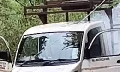 बिजली का तार गिरने से टेंपो में लगी आग, चालक बाल-बाल बचा