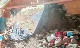 घर की दीवार गिरने से एक ही परिवार के चार लोगों की मौत