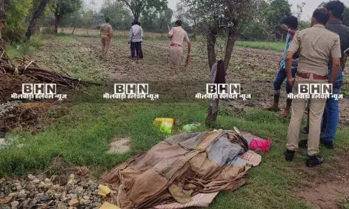 युवती का शव पेड़ पर लटका मिला