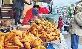 चौपाटी   पर बारिश में स्ट्रीट फूड्स के शौकीन हो जाये सावधान , वरना बढ़ सकता है   जानलेवा बीमारियों का खतरा