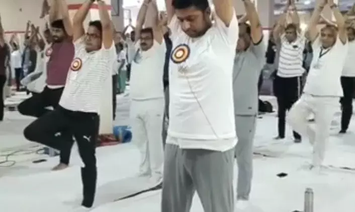 भीलवाड़ा में अंतर्राष्ट्रीय योग दिवस पर सांसद की अगवाई में किया गया योग, बरसात के कारण बदला स्थान