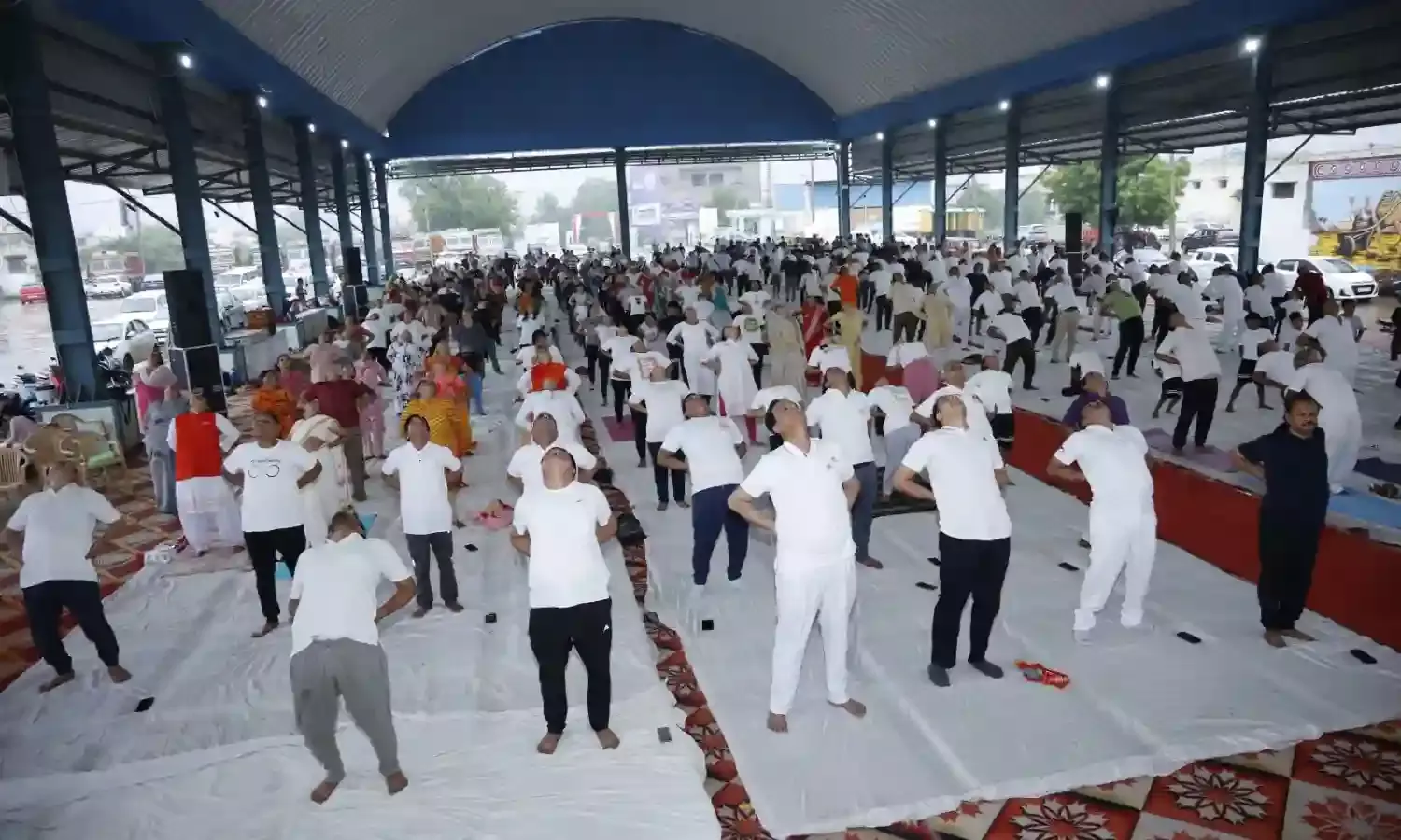 11 वें अंतरराष्ट्रीय योग दिवस पर हजारों लोगों ने किया योगाभ्यास