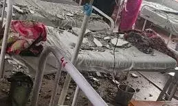 अस्पताल में छत का प्लास्टर गिरने से वार्ड में भर्ती महिला गंभीर घायल