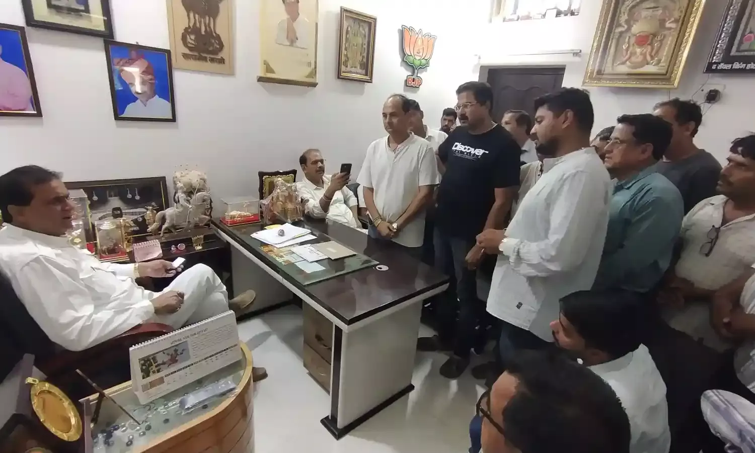 कॉलोनीवासियों ने सीसी सड़क निर्माण की मांग को लेकर विधायक कृपलानी से की मुलाकात