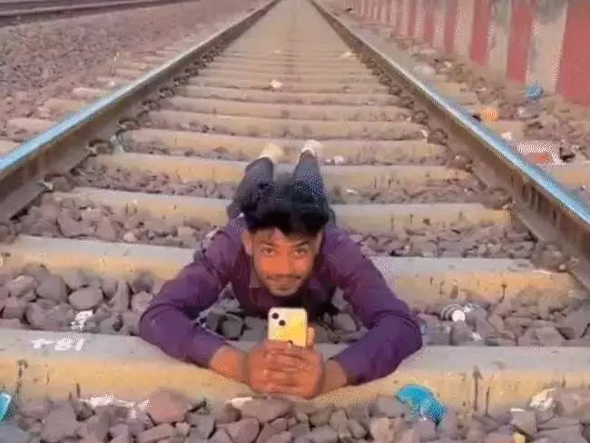 पटरियों पर सोते हुए बनाई रील :ऊपर से निकली ट्रेन ; सोशल मीडिया पर शेयर किया वीडियो, पकड़ा गया तो मांगी माफी