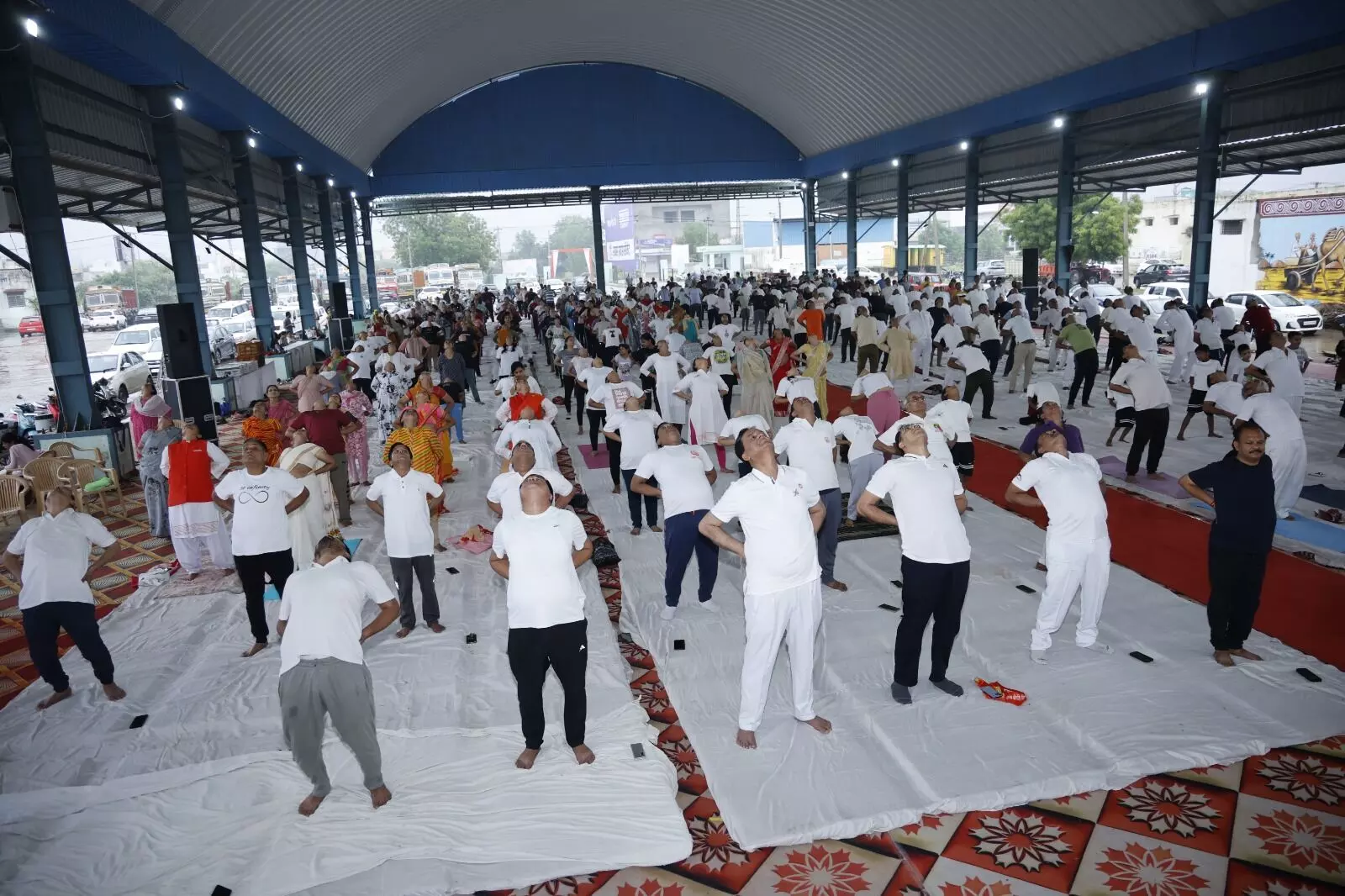 11 वें अंतरराष्ट्रीय योग दिवस पर हजारों लोगों ने किया योगाभ्यास 11 वें अंतरराष्ट्रीय योग दिवस पर हजारों लोगों ने किया योगाभ्यास