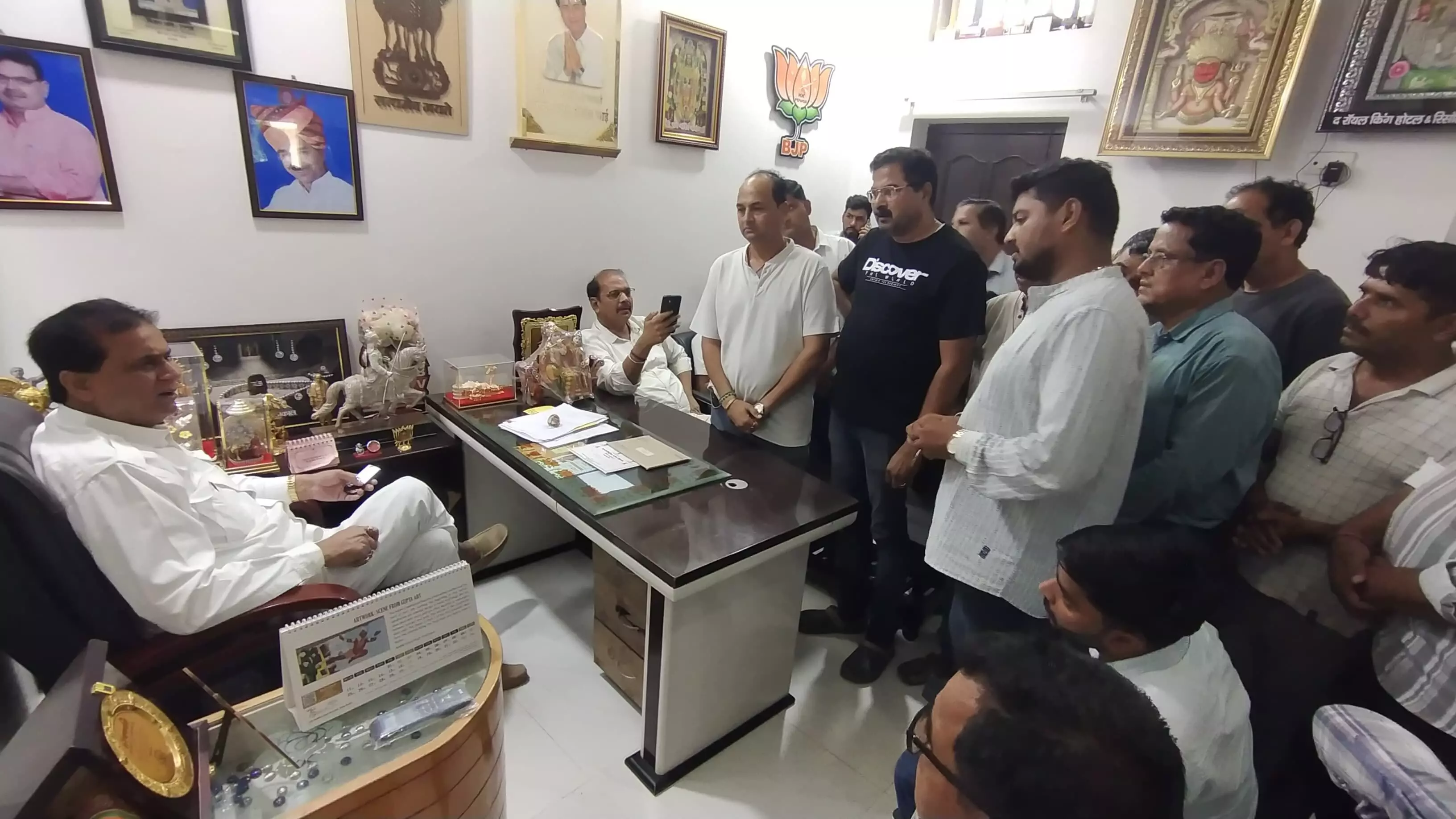 कॉलोनीवासियों ने सीसी सड़क निर्माण की मांग को लेकर विधायक कृपलानी से की मुलाकात कॉलोनीवासियों ने सीसी सड़क निर्माण की मांग को लेकर विधायक कृपलानी से की मुलाकात