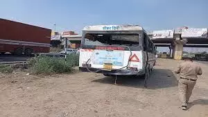 राजस्थान जा रही बस पलटी, बीच से फट गई गाड़ी की छत, पुलिसकर्मी की मौत; 20 घायल राजस्थान जा रही बस पलटी, बीच से फट गई गाड़ी की छत, पुलिसकर्मी की मौत; 20 घायल