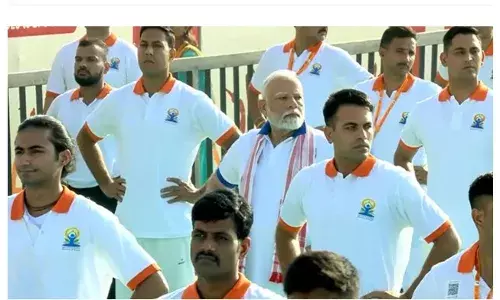 पीएम मोदी  ने विशाखापत्तनम में  किया योग; बोले- योग का सीधा अर्थ होता है जुड़ना