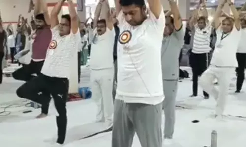 भीलवाड़ा में अंतर्राष्ट्रीय योग दिवस पर सांसद की अगवाई में किया गया योग, बरसात के कारण बदला स्थान
