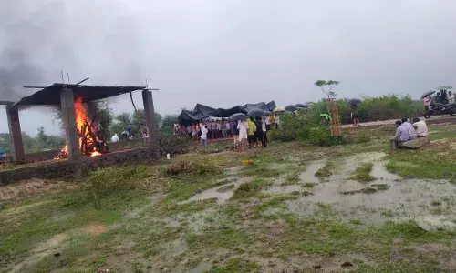 बारिश ने अंतिम संस्कार में डाली बाधा, तेली खेड़ा शमशान में अव्यवस्था