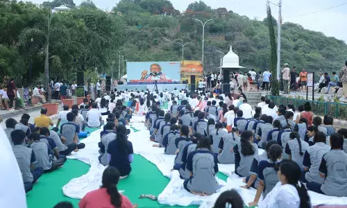 फतहसागर पाल पर हुआ विशाल योगा शिविर, दो हजार प्रतिभागियों ने किया योगाभ्यास फतहसागर पाल पर हुआ विशाल योगा शिविर, दो हजार प्रतिभागियों ने किया योगाभ्यास