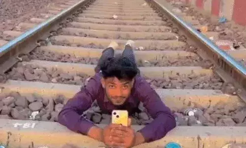 पटरियों पर सोते हुए बनाई रील :ऊपर से निकली ट्रेन ; सोशल मीडिया पर शेयर किया वीडियो, पकड़ा गया तो मांगी माफी
