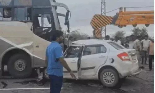 दो कार और बस भिड़ी चार की मौत दो घायल