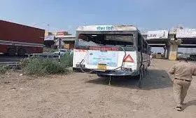 राजस्थान जा रही बस पलटी, बीच से फट गई गाड़ी की छत, पुलिसकर्मी की मौत; 20 घायल