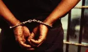 करीब दो करोड़ की नकदी चोरी के आरोप में सरकारी कर्मचारी गिरफ्तार