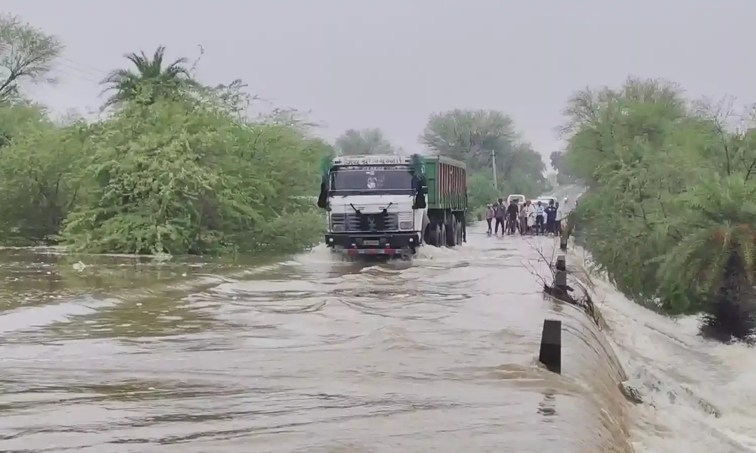 कोठारी नदी उफान पर सवाईपुर कोटड़ी मार्ग बाधित कोठारी नदी उफान पर सवाईपुर कोटड़ी मार्ग बाधित