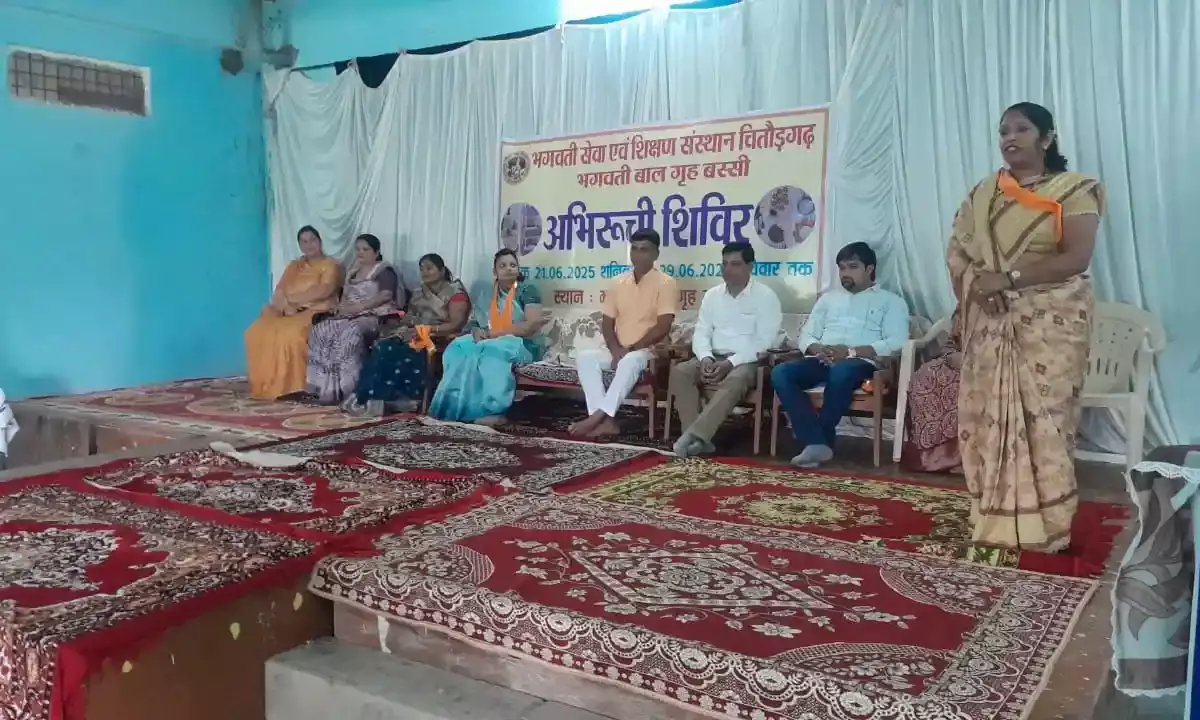 शिविर में बच्चों को शिक्षित करने के लिए किया आश्वस्त