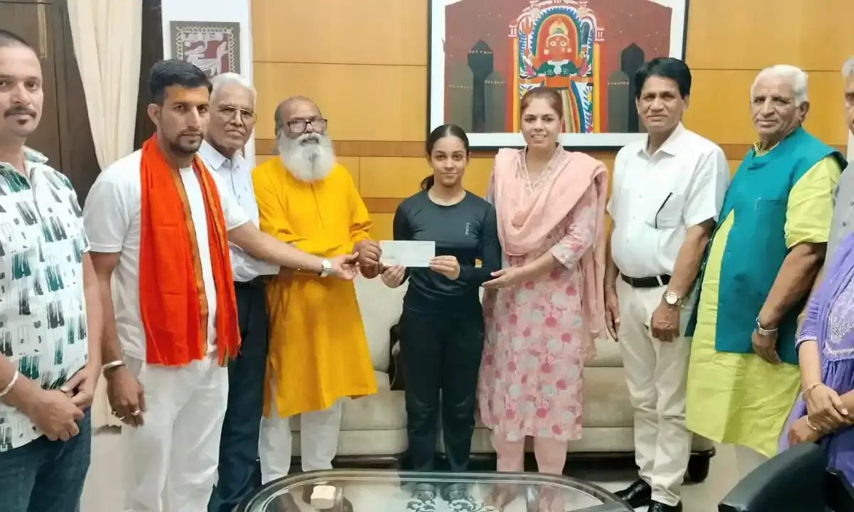 योग प्रतिभा मान्या मेनारिया को प्रोत्साहन स्वरूप 25000 रूपये का चेक सौंपा