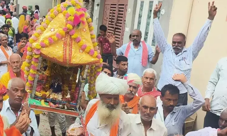 हरिबोल प्रभातफेरी: पारोली में उमड़े ग्रामीण, जयकारों से धर्ममय हुआ ,,95 गांवों की मंडलियों हुई शामिल हरिबोल प्रभातफेरी: पारोली में उमड़े ग्रामीण, जयकारों से धर्ममय हुआ ,,95 गांवों की मंडलियों हुई शामिल