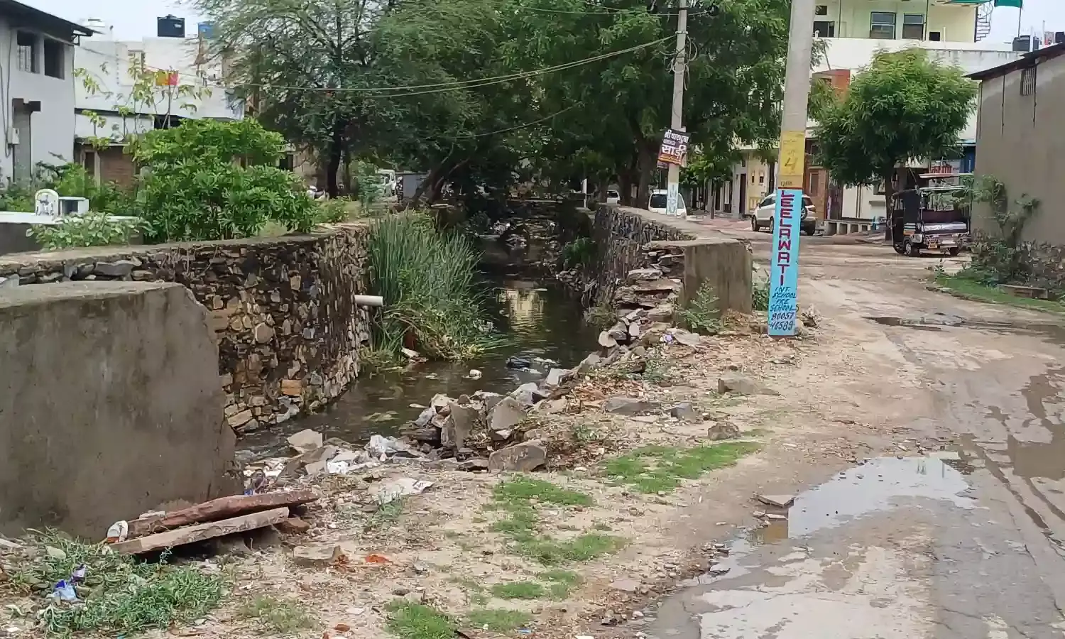 बारिश में नाले की दीवार ढही,खुली घटिया निर्माण की पोल