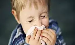बारिश में बच्चों को बार-बार खांसी-जुकाम क्यों होता है? जाने  घरेलू नुस्खे