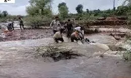 बाढ़ और मूसलधार बारिश से तबाही,दिल्ली-गुजरात हाईवे पर पानी भरा, पुलिया बही