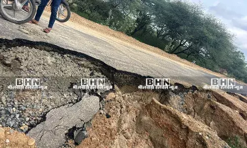 घटिया निर्माण सामग्री से पहली बारिश में ही टूटी सड़क