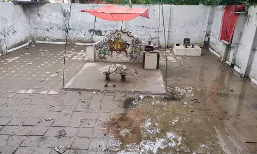 बारिश के कारण मन्दिर मे भरा नाले का पानी