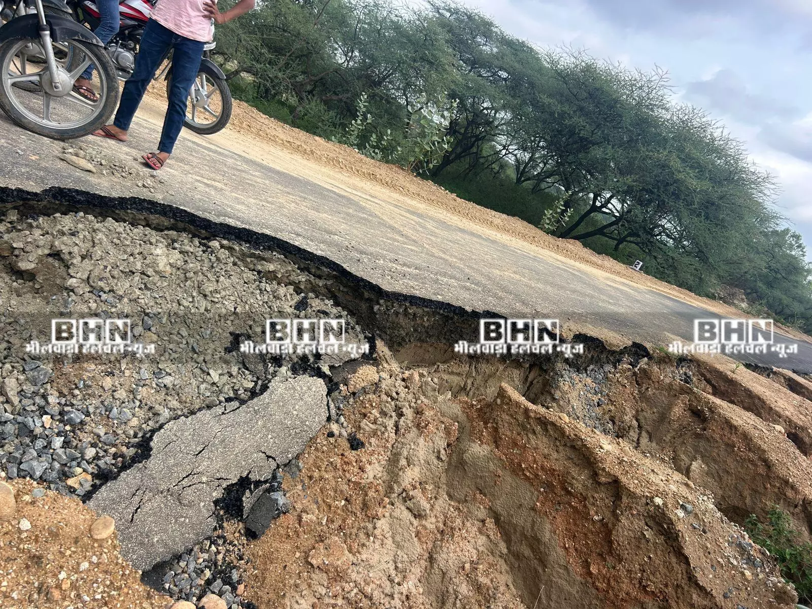 घटिया निर्माण सामग्री से पहली बारिश में ही टूटी सड़क