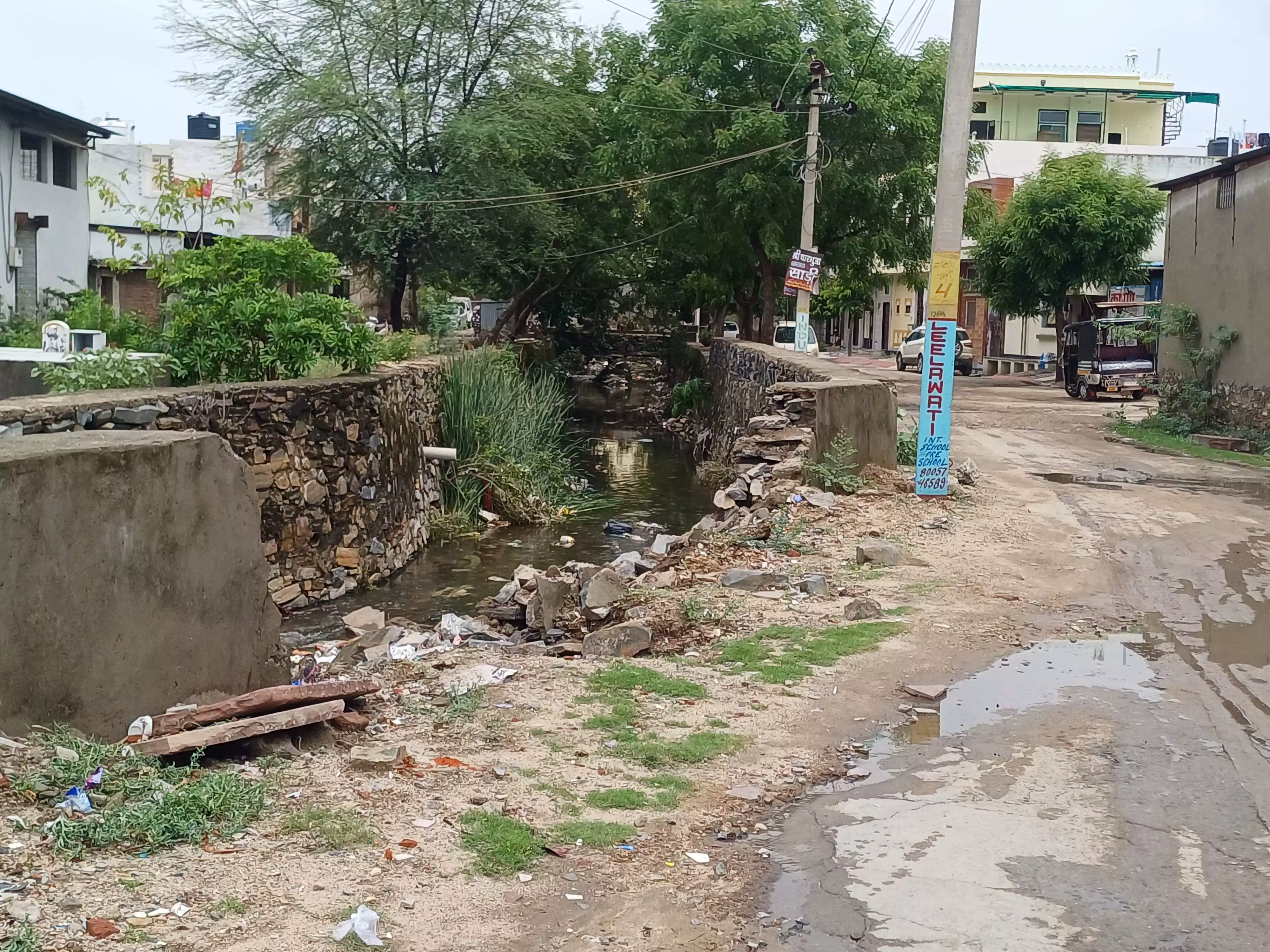 बारिश में नाले की दीवार ढही,खुली घटिया निर्माण की पोल बारिश में नाले की दीवार ढही,खुली घटिया निर्माण की पोल