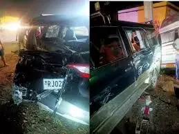 दौसा में खड़ी ट्रैवलर को एलपीजी टैंकर ने मारी टक्कर, 4 घायल, 7 कारें क्षतिग्रस्त