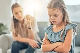 बच्चों के बहस करने की आदत से हैं परेशान तो बिना डांटे इन 7 तरीकों से करें हैंडल