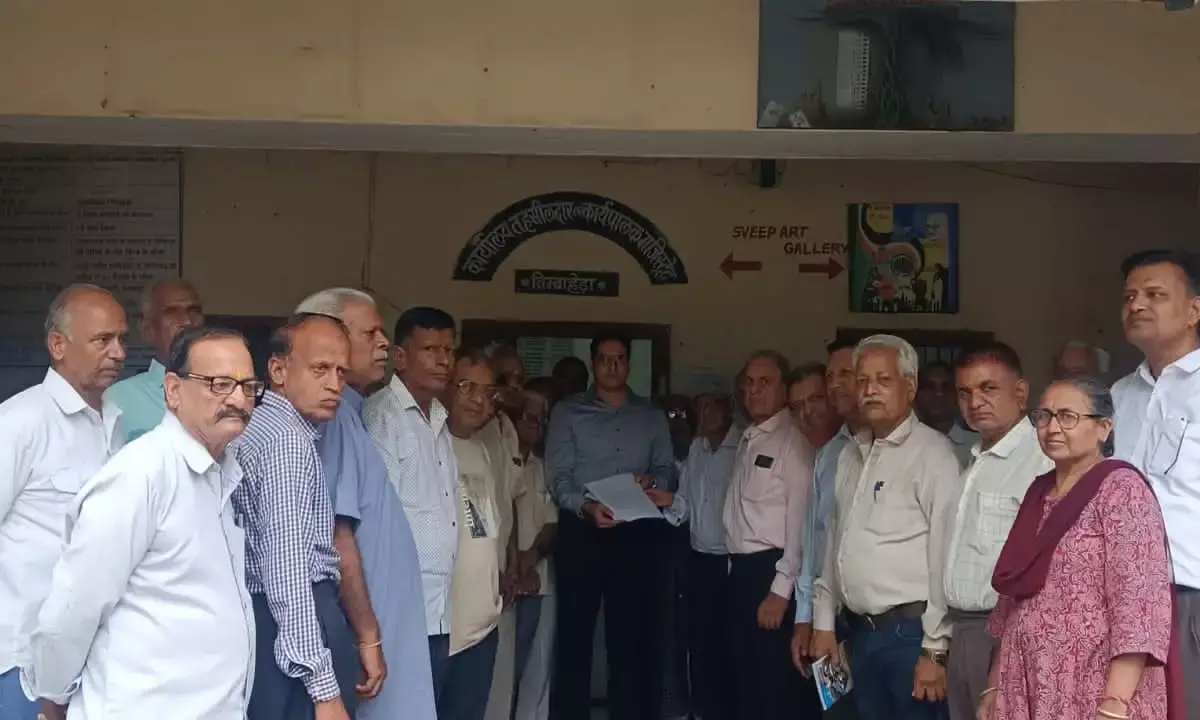 राष्ट्रपति एवं प्रधानमंत्री के नाम निंबाहेड़ा पेंशनर समाज द्वारा उपखंड अधिकारी को विभिन्न मांगों को लेकर सौंपा ज्ञापन