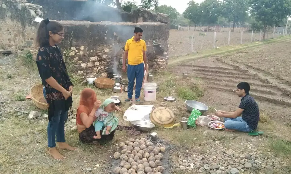 खामोर में गांव बाहर भोजन का किया आयोजन, बनाया चूरमा-बाटी