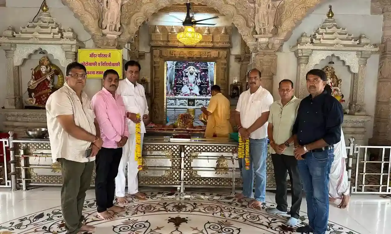 विधायक कृपलानी ने किए वागड़ की प्रमुख आराध्य देवी त्रिपुरा सुंदरी के दर्शन