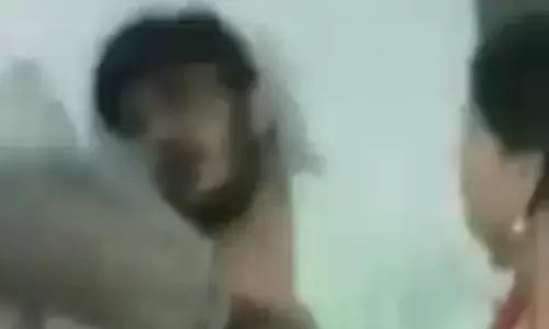 पंचायत सचिव पकड़ा गया महिला के साथ संदिग्ध हालत में ,सोशल मीडिया पर वीडियो वायरल पंचायत सचिव पकड़ा गया महिला के साथ संदिग्ध हालत में ,सोशल मीडिया पर वीडियो वायरल
