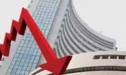बढ़ते तनाव के बीच बाजार में गिरावट,टूटा रुपया