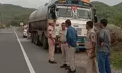 सुंधामाता दर्शन से लौट रहे श्रद्धालुओं की कार को टैंकर ने मारी टक्कर, महिला की मौत