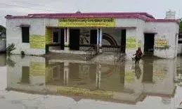 भारी बारिश ने मचाई तबाही... स्कूल में फंसे शिक्षक, कहीं घरों में भरा पानी, मकान ढहे तो कहीं पेड़ पर चढ़कर बचाई जान