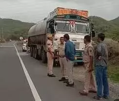 सुंधामाता दर्शन से लौट रहे श्रद्धालुओं की कार को टैंकर ने मारी टक्कर, महिला की मौत सुंधामाता दर्शन से लौट रहे श्रद्धालुओं की कार को टैंकर ने मारी टक्कर, महिला की मौत