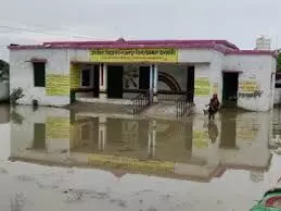 भारी बारिश ने मचाई तबाही... स्कूल में फंसे शिक्षक, कहीं घरों में भरा पानी, मकान ढहे तो कहीं पेड़ पर चढ़कर बचाई जान