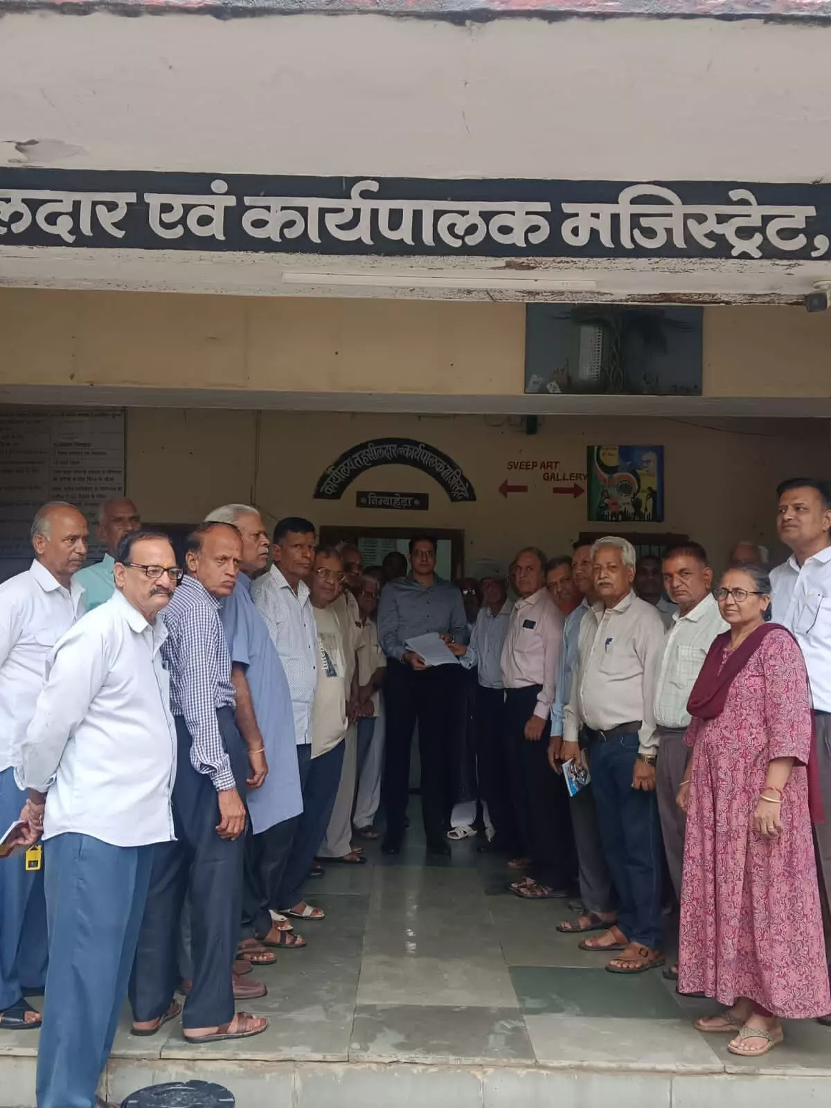 राष्ट्रपति एवं प्रधानमंत्री के नाम निंबाहेड़ा पेंशनर समाज द्वारा उपखंड अधिकारी को विभिन्न मांगों को लेकर सौंपा ज्ञापन