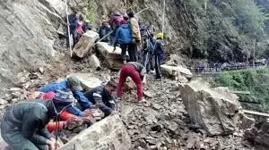 यमुनोत्री मार्ग पर भूस्खलन के मलवे में यात्री दबे, दो शव बरामद