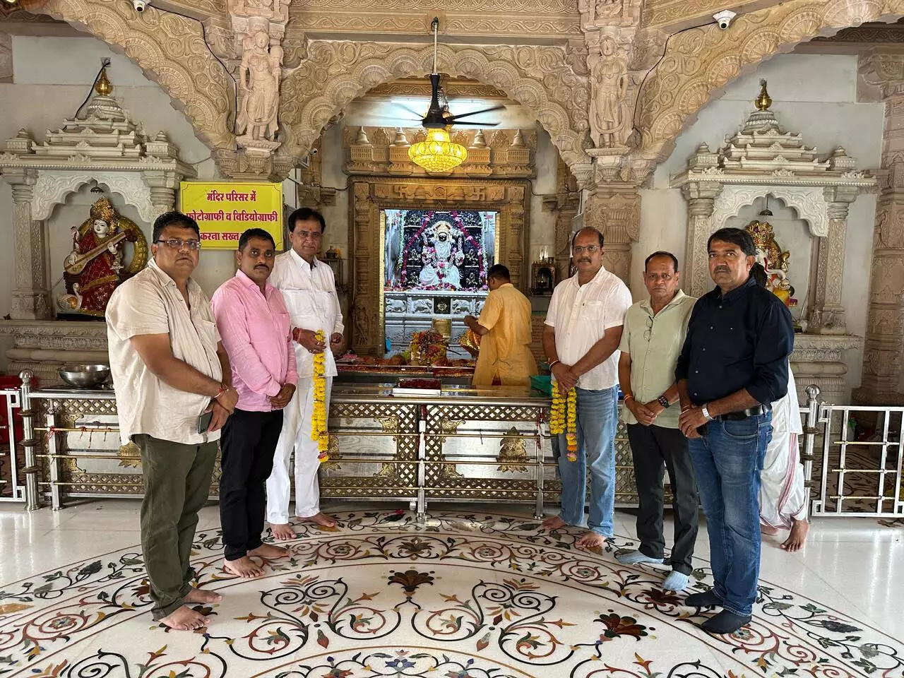 विधायक कृपलानी ने किए वागड़ की प्रमुख आराध्य देवी त्रिपुरा सुंदरी के दर्शन