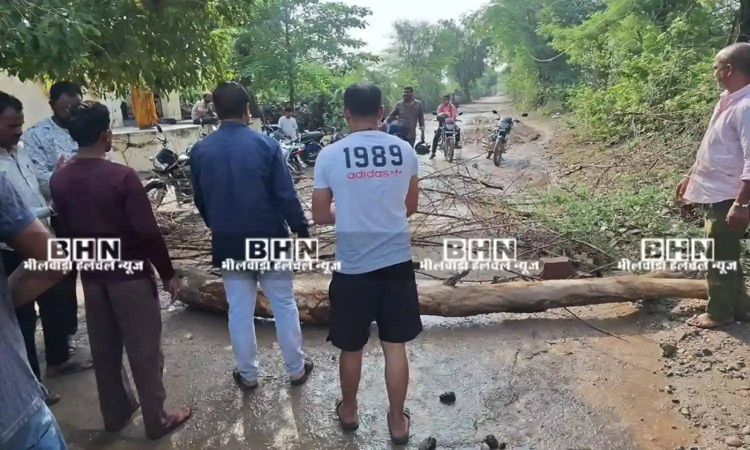 बिलिया कलां से खैराबाद की रोड़ पर ग्रामीणों ने लगाया जाम