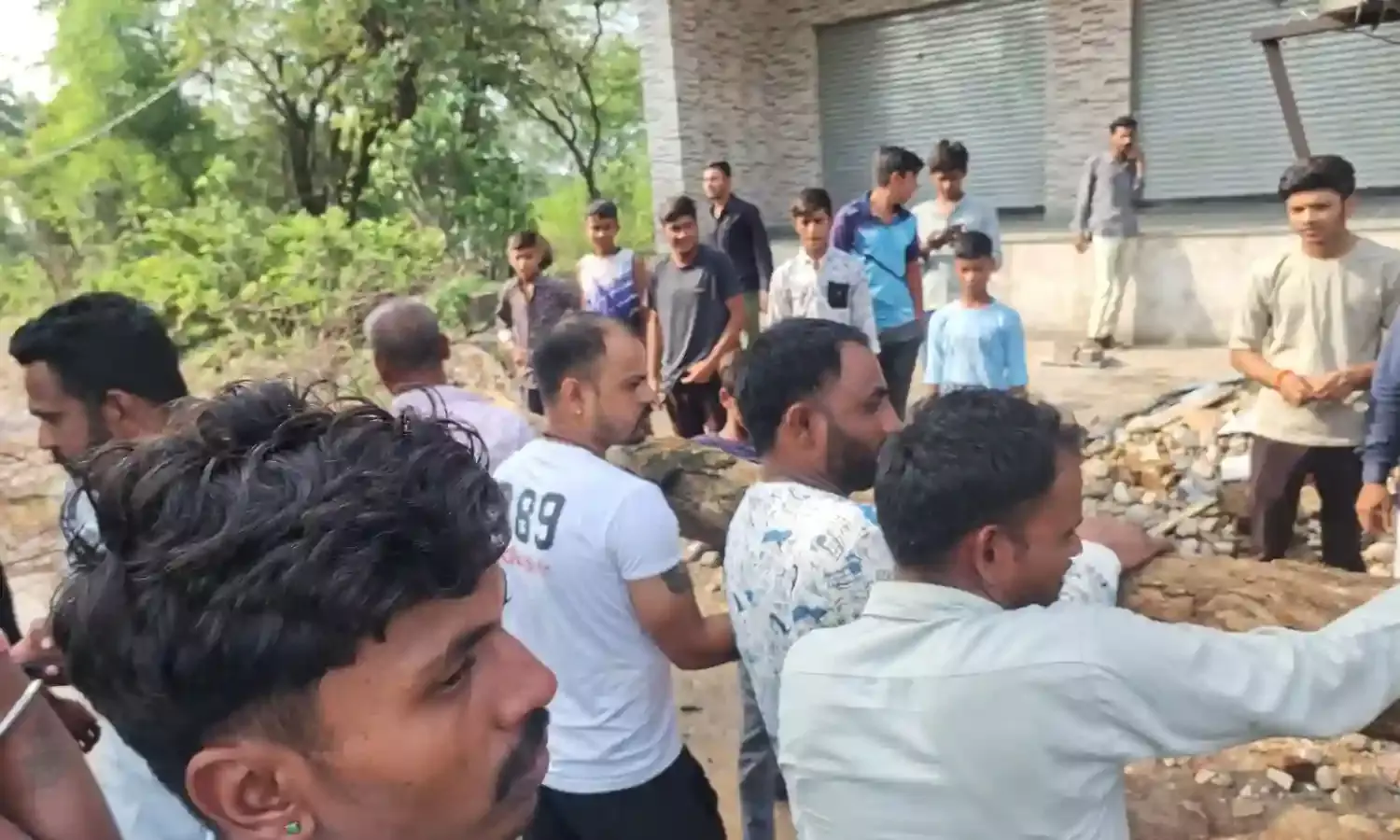 खस्ता हाल बिलिया कलां से खैराबाद की रोड़ पर ग्रामीणों ने लगाया जाम